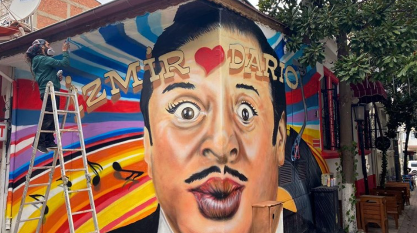 Dario Moreno’nun portresi evinin karşısındaki duvarda resmedildi