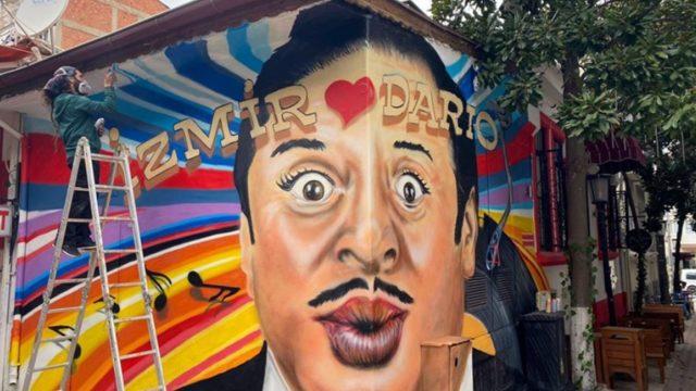 Dario Moreno’nun portresi evinin karşısındaki duvarda resmedildi