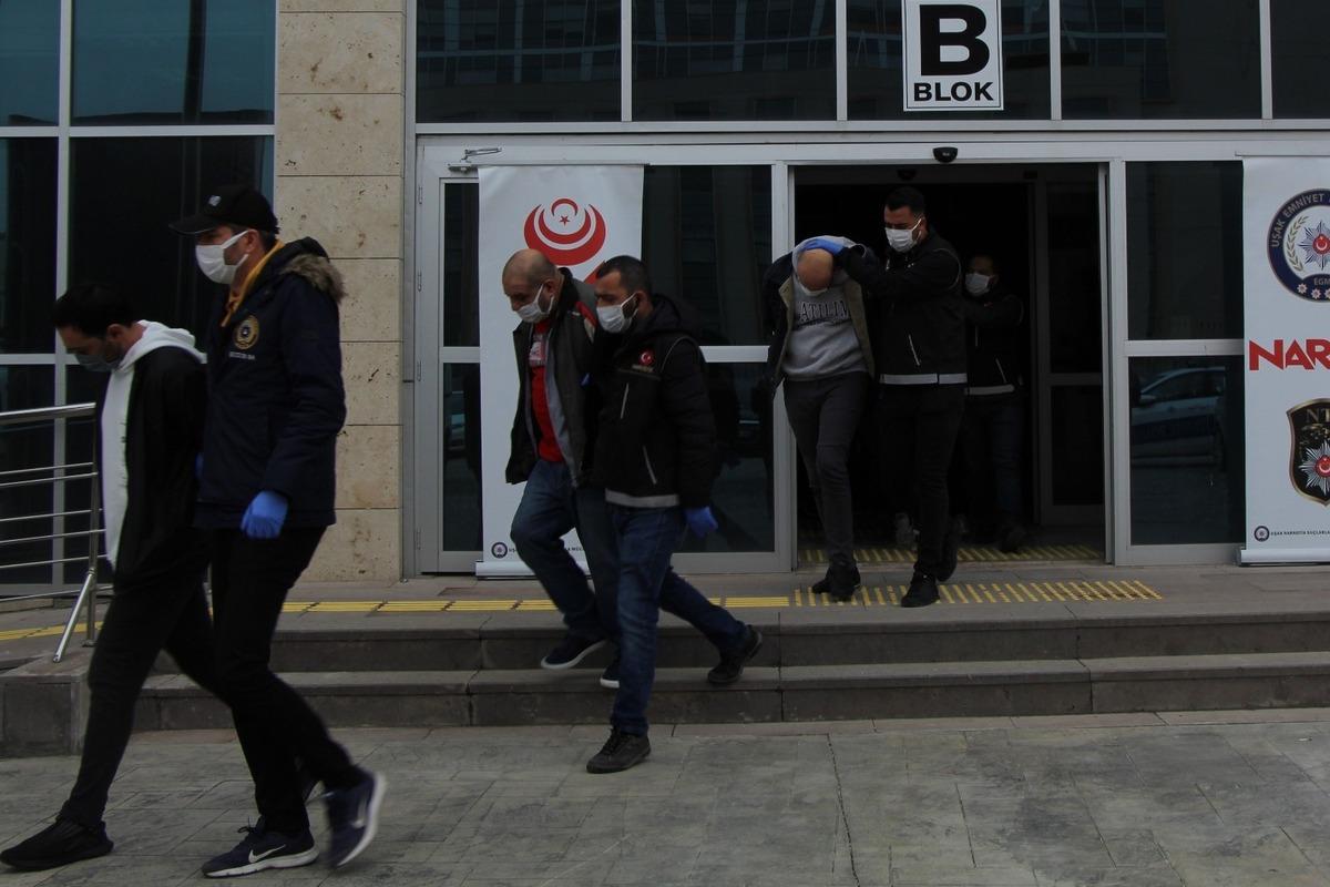 Adliyeye sevk edilen 20 uyuşturucu tacirinden 2&rsquo;si kadın 9 kişi tutuklandı