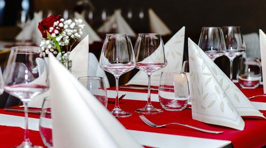 Paris&rsquo;te Covid &ouml;nlemlerini ihlal eden &lsquo;l&uuml;ks partiler&rsquo; hakkında soruşturma: 'Buraya girdikten sonra Covid diye bir şey kalmıyor'