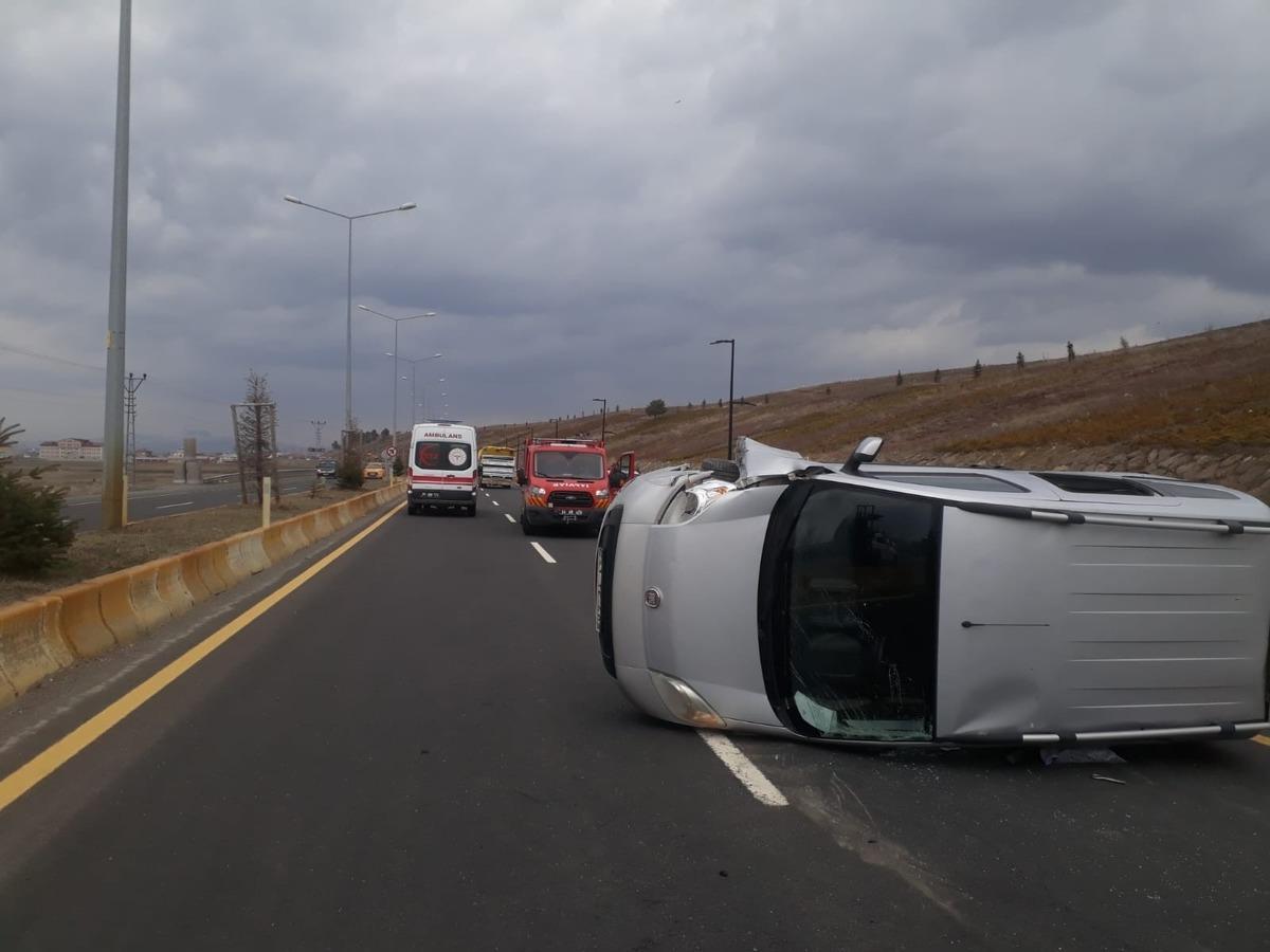 Ağrı&rsquo;da elektrik direğine &ccedil;arpan ara&ccedil; kaza yaptı: 5 yaralı