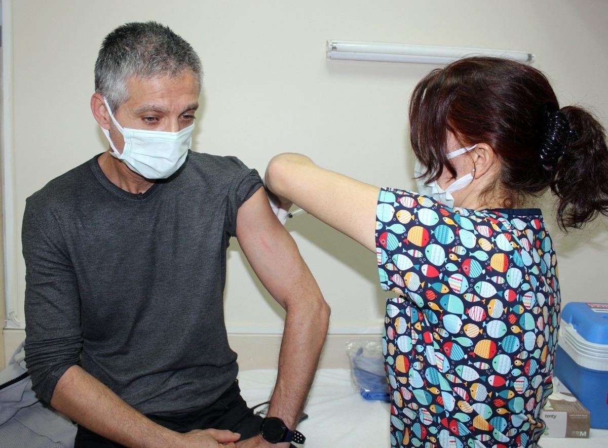 Denizli&rsquo;de sağlık&ccedil;ıların y&uuml;zde 80&rsquo;i, yaşlıların ise y&uuml;zde 78&rsquo;i aşılandı