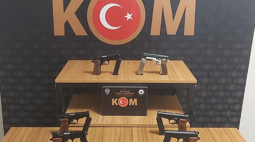 Rize&rsquo;de otomobilin gizli b&ouml;lmesinden ruhsatsız tabanca &ccedil;ıktı