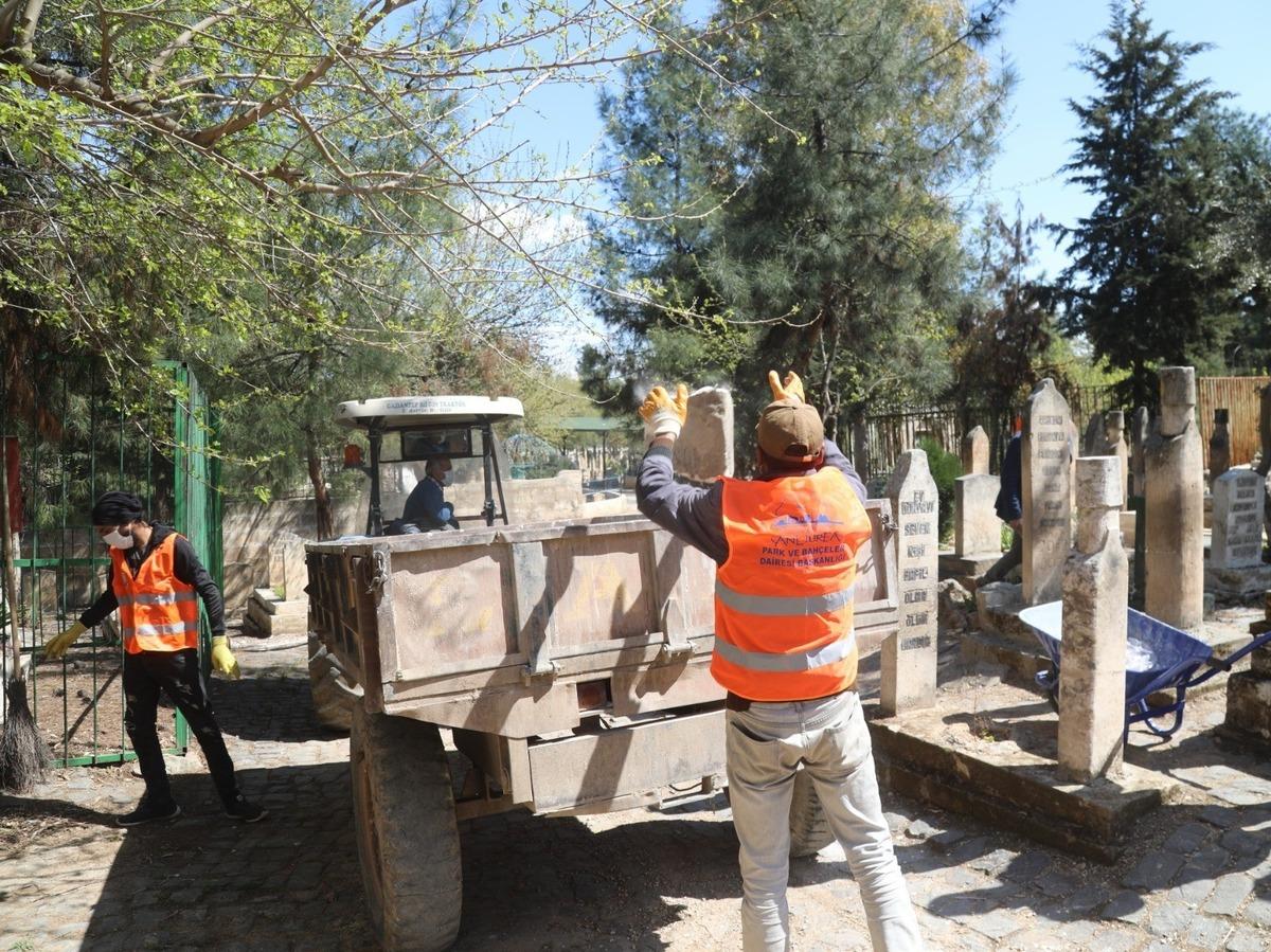 Mezarlıklarda Ramazan hazırlığı