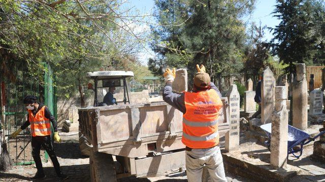 Mezarlıklarda Ramazan hazırlığı