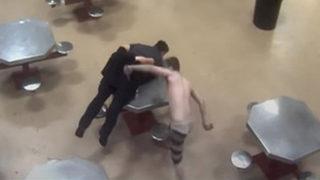 ABD'de inanılmaz görüntüler: Mahkumlar gardiyanı böyle dövdü!