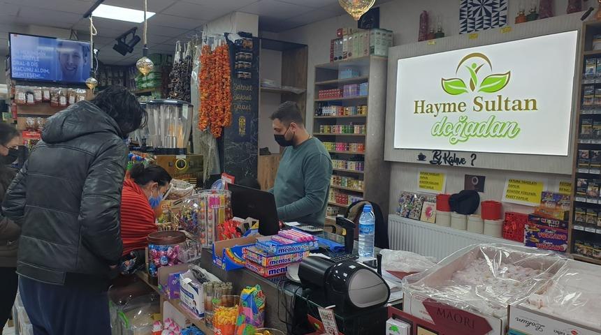 Başkent&rsquo;te market işletmecisine elektrik &ccedil;arpma anı g&uuml;venlik kamerasına yansıdı