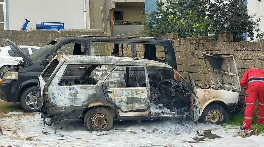 Park halindeki otomobil ile ticari ara&ccedil; yandı