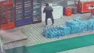 Market işletmecisine elektrik çarpma anı kamerada!