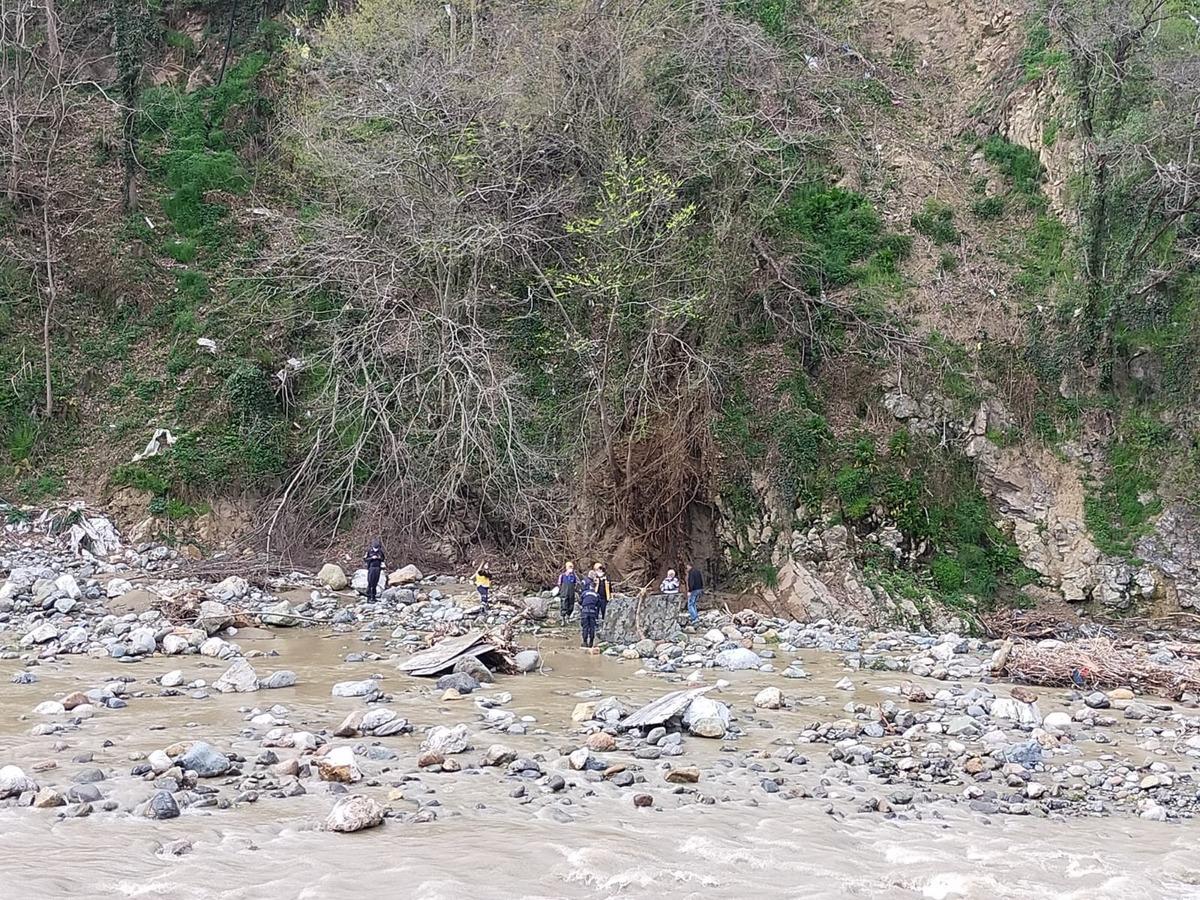 Giresun&rsquo;da dere sularına kapılan 2 kişiden biri hayatını kaybederken, biri yaralı olarak kurtarıldı