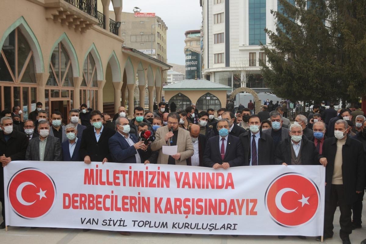 Van&rsquo;da 103 emekli amirale sert tepki