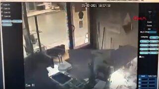 Sakarya'da telefon tamircisinde korkutan olay! Cep telefonu bir anda alev aldı