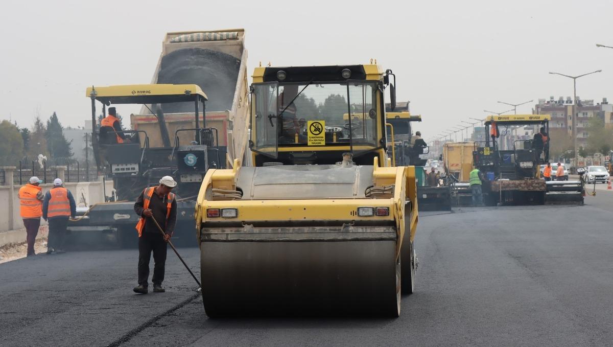 Ak&ccedil;akale yolunda genişletme ve asfaltlama &ccedil;alışmaları s&uuml;r&uuml;yor