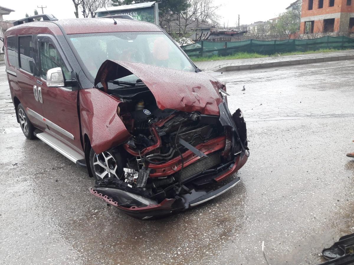 Kamyonet ile hafif ticari ara&ccedil; &ccedil;arpıştı: 1 yaralı