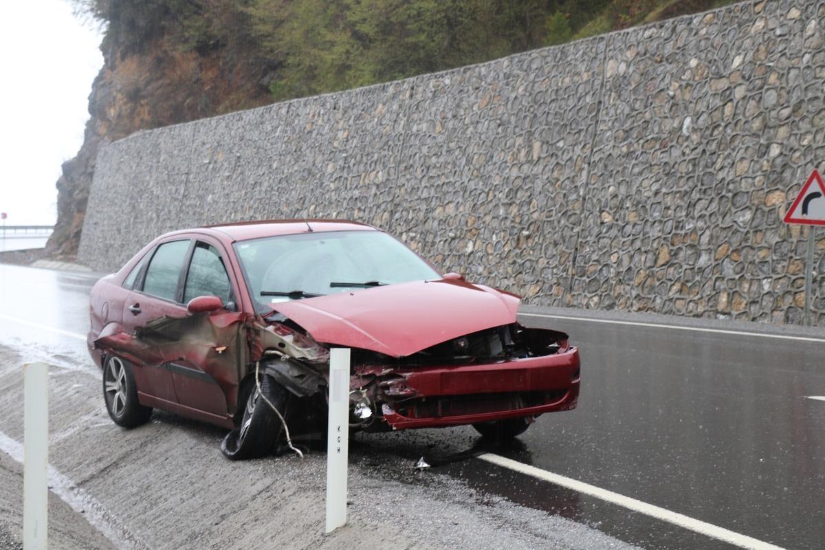 Karşı şeride ge&ccedil;en aracın s&uuml;r&uuml;c&uuml;s&uuml; yaralandı