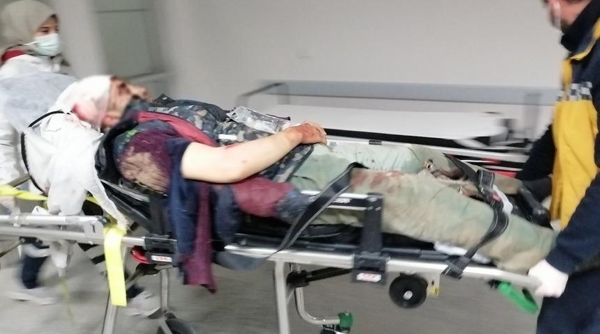 Devrilen motosikletle metrelerce s&uuml;r&uuml;klenen s&uuml;r&uuml;c&uuml; yaralandı