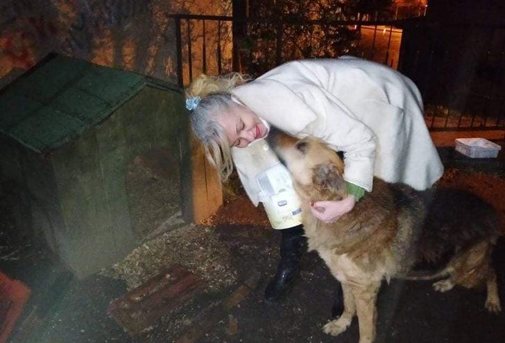 Sokak hayvanlarına bahçesinde bakıyor G1