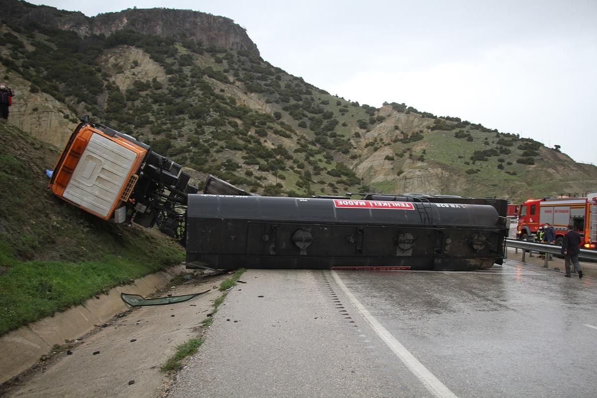 Manisa&rsquo;da zift y&uuml;kl&uuml; tanker yan yattı: 1 &ouml;l&uuml;, 1 yaralı