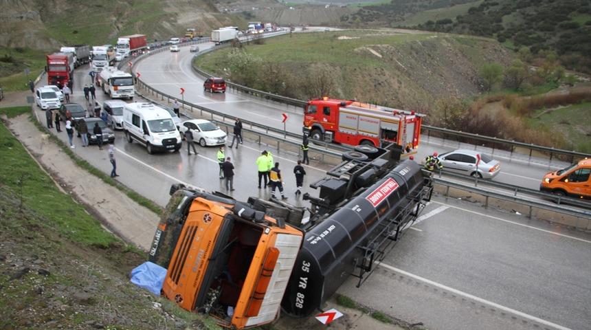Feci kaza! Manisa'da zift yüklü tanker devrildi: 1 ölü, 1 yaralı