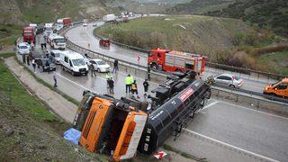 Feci kaza! Manisa'da zift yüklü tanker devrildi: 1 ölü, 1 yaralı