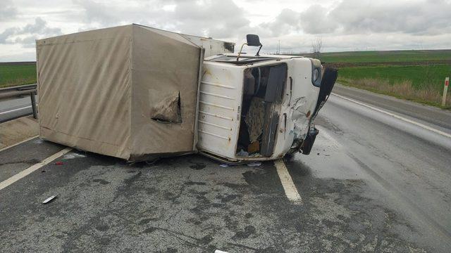 Kırklareli’de refüje çarpan kamyonet devrildi: 2 yaralı