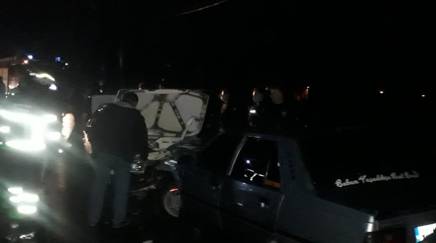 Zonguldak&rsquo;ta iki ara&ccedil; kafa kafaya &ccedil;arpıştı: 4 yaralı