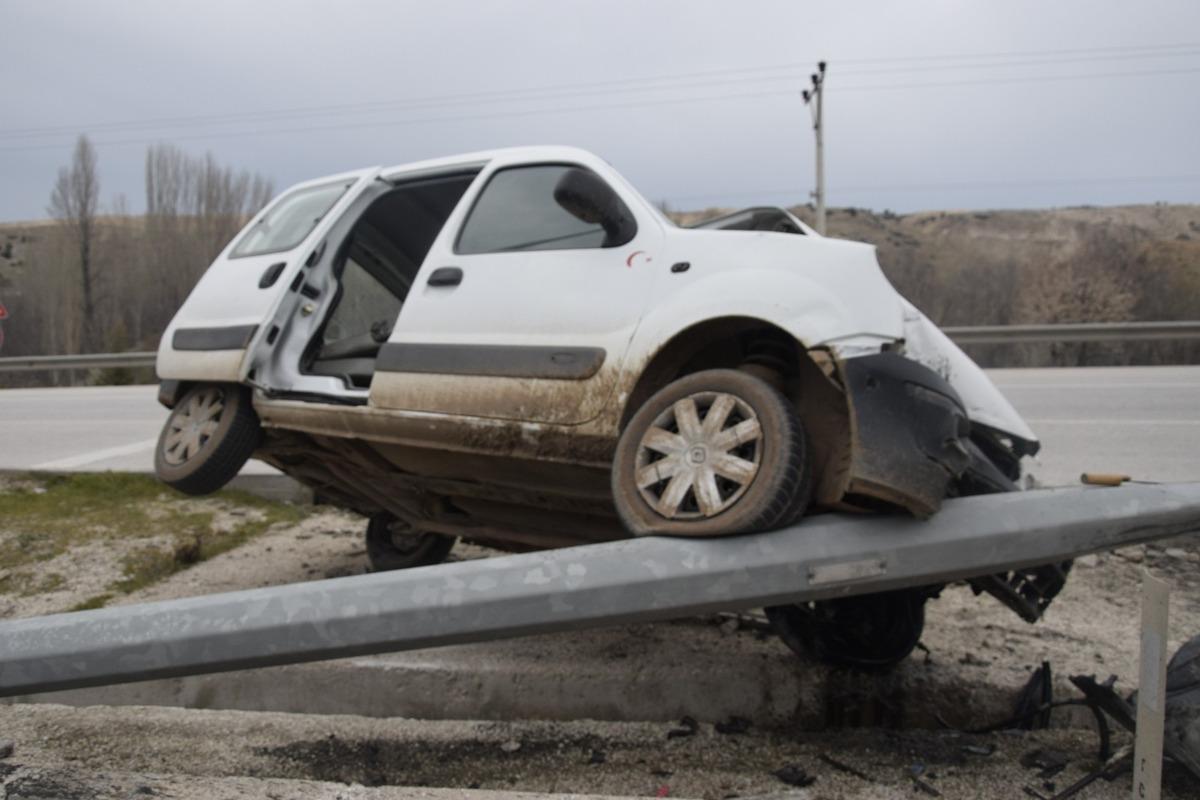 Burdur&rsquo;da otomobil direğe &ccedil;arptı: 1&rsquo;i &ccedil;ocuk 3 yaralı