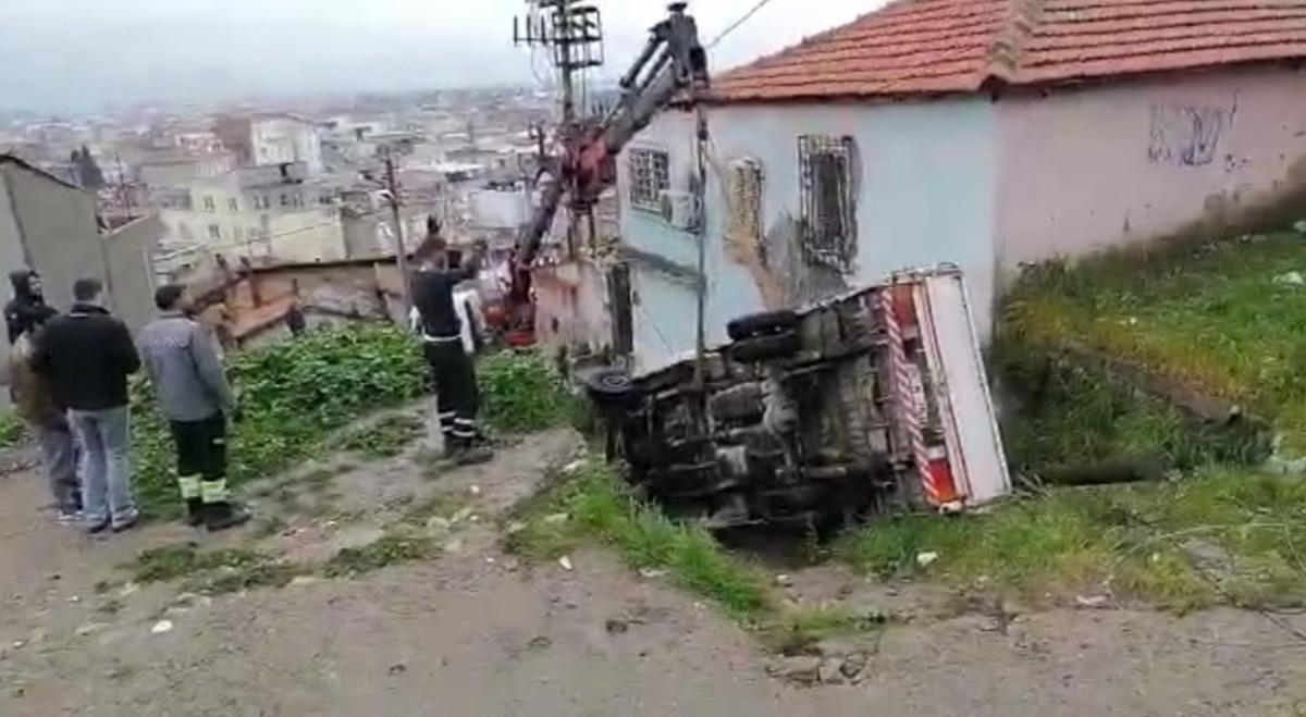 Edremit&rsquo;te kayan kamyonet dar sokağa u&ccedil;tu