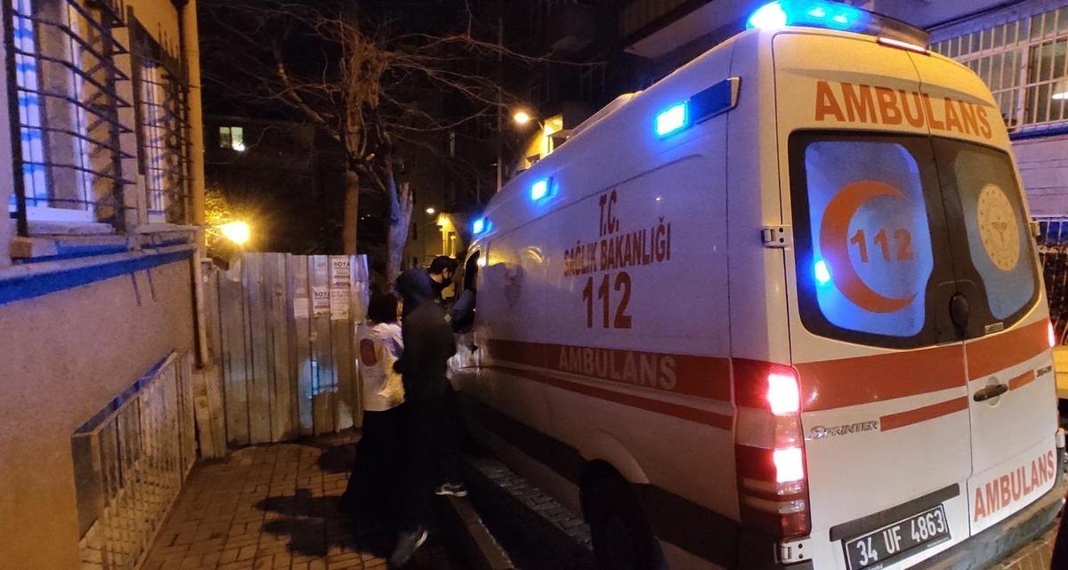 Cinnet ge&ccedil;iren gen&ccedil; kendini bı&ccedil;akla yaraladı