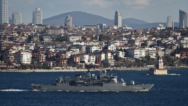 İstanbul Boğazı'ndan geçen bir savaş gemisi