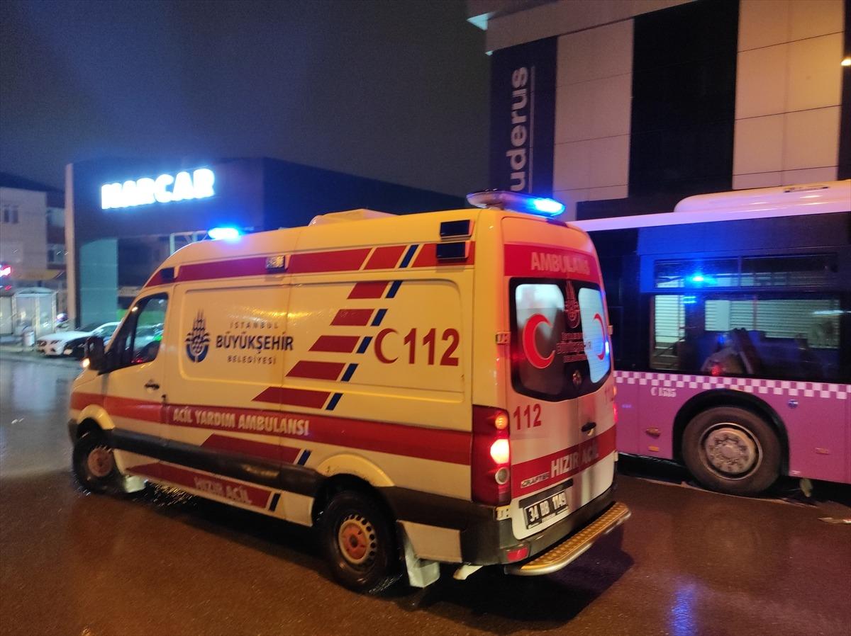 Ataşehir'de aracın &ccedil;arpması sonucu otob&uuml;s&uuml;n altına s&uuml;r&uuml;klenen kadın hayatını kaybetti