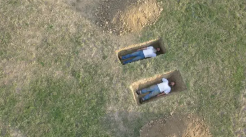 Google kameralarına takıldı! Açık mezarda yatan iki kişi ürpertti