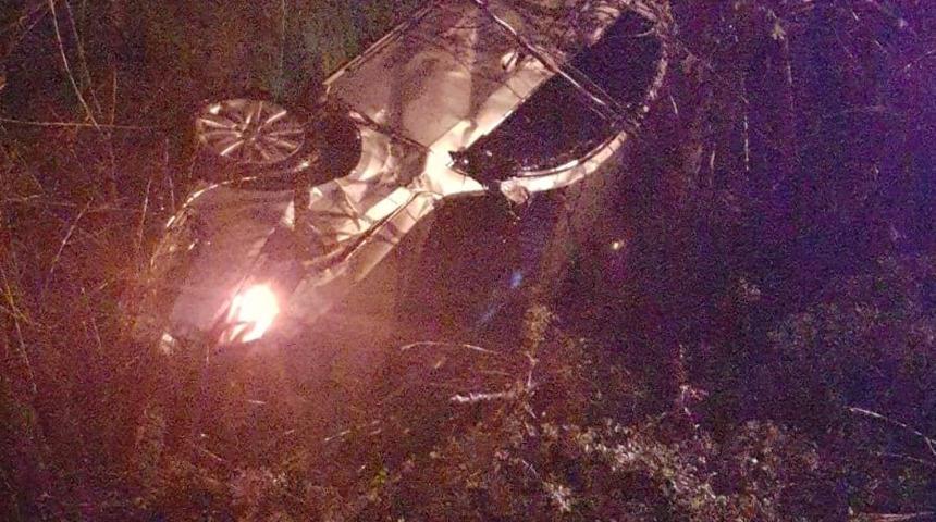 Samsun&rsquo;da otomobiliyle şarampole yuvarlanan uzman &ccedil;avuş yaralandı