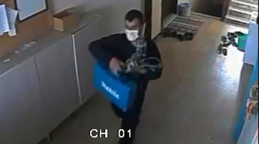 Matkap hırsızı &ouml;nce kameraya sonra polise yakalandı