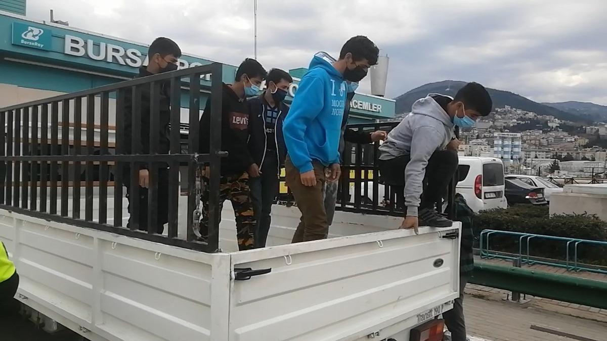 Kısıtlamada yakalanan 8 ka&ccedil;ak g&ouml;&ccedil;men, d&uuml;ğ&uuml;ne gidiyormuş