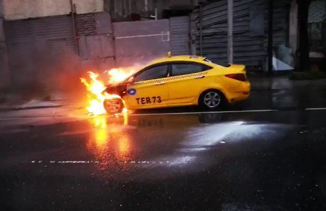(&Ouml;zel) Sultangazi&rsquo;de seyir halindeki ticari taksi alev alev yandı 1