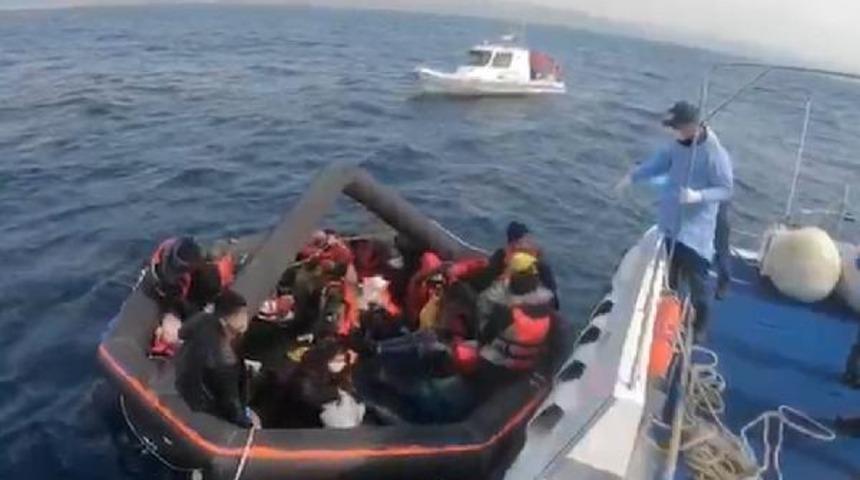 Ege'de &ouml;l&uuml;me terk edilen g&ouml;&ccedil;menleri T&uuml;rk Sahil G&uuml;venliği kurtardı