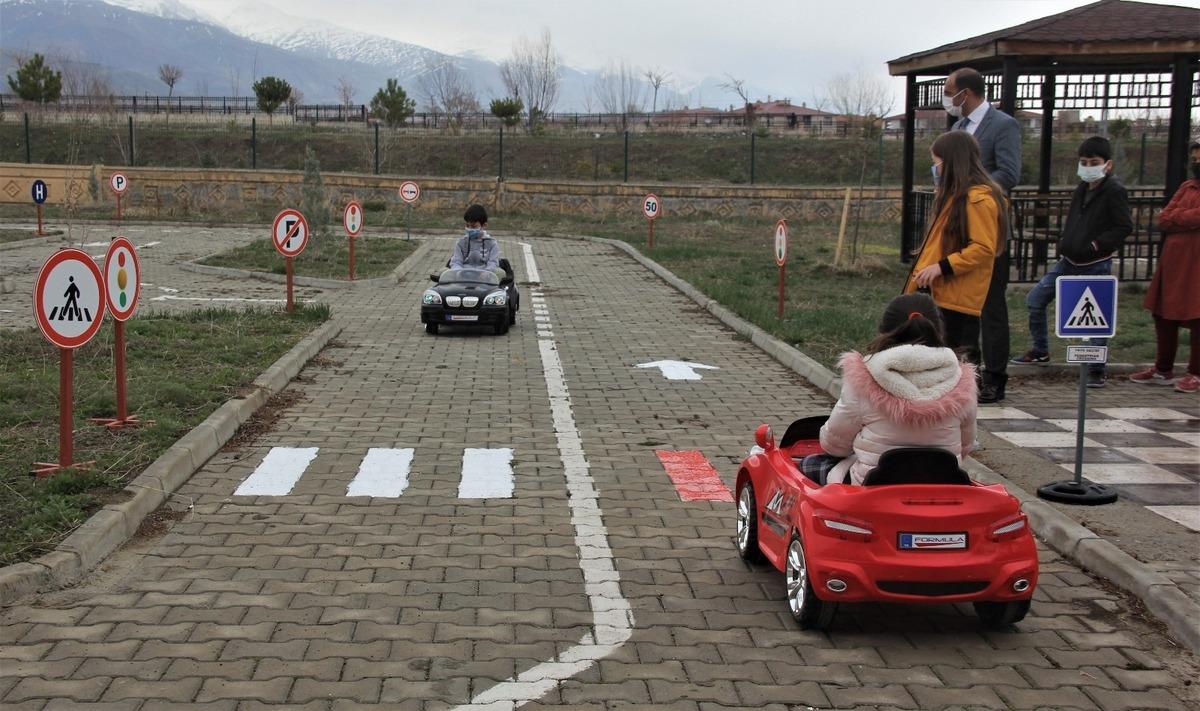 Minik &ouml;ğrenciler ak&uuml;l&uuml; arabalar ile uygulamalı trafik eğitimi alıyor