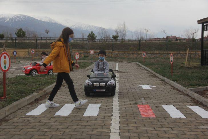 Minik öğrenciler akülü arabalar ile uygulamalı trafik eğitimi alıyor G2