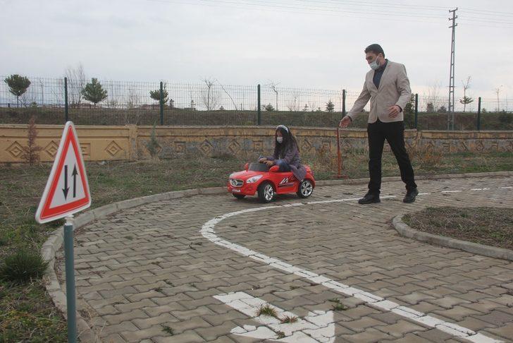 Minik öğrenciler akülü arabalar ile uygulamalı trafik eğitimi alıyor G3