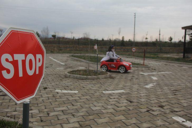 Minik öğrenciler akülü arabalar ile uygulamalı trafik eğitimi alıyor G4