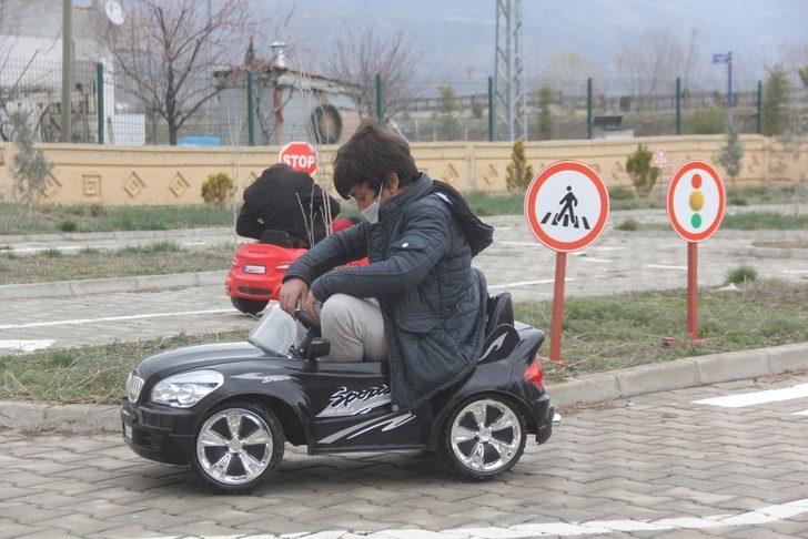 Minik öğrenciler akülü arabalar ile uygulamalı trafik eğitimi alıyor G5