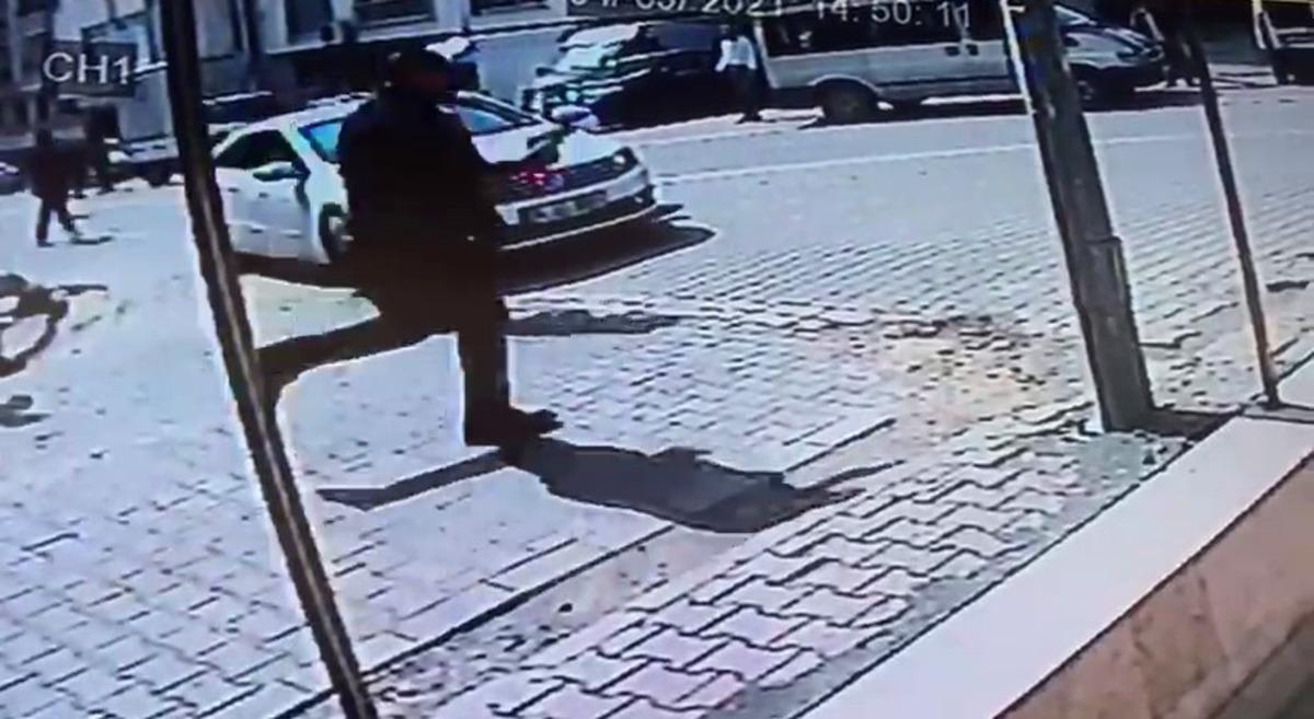 (&Ouml;zel) Esenyurt&rsquo;ta aileler arasında yaşanan silahlı kavga kamerada