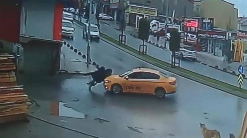 Arnavutköy'de korku dolu anlar: Yolun karşısına geçen iki kadına taksi çarptı