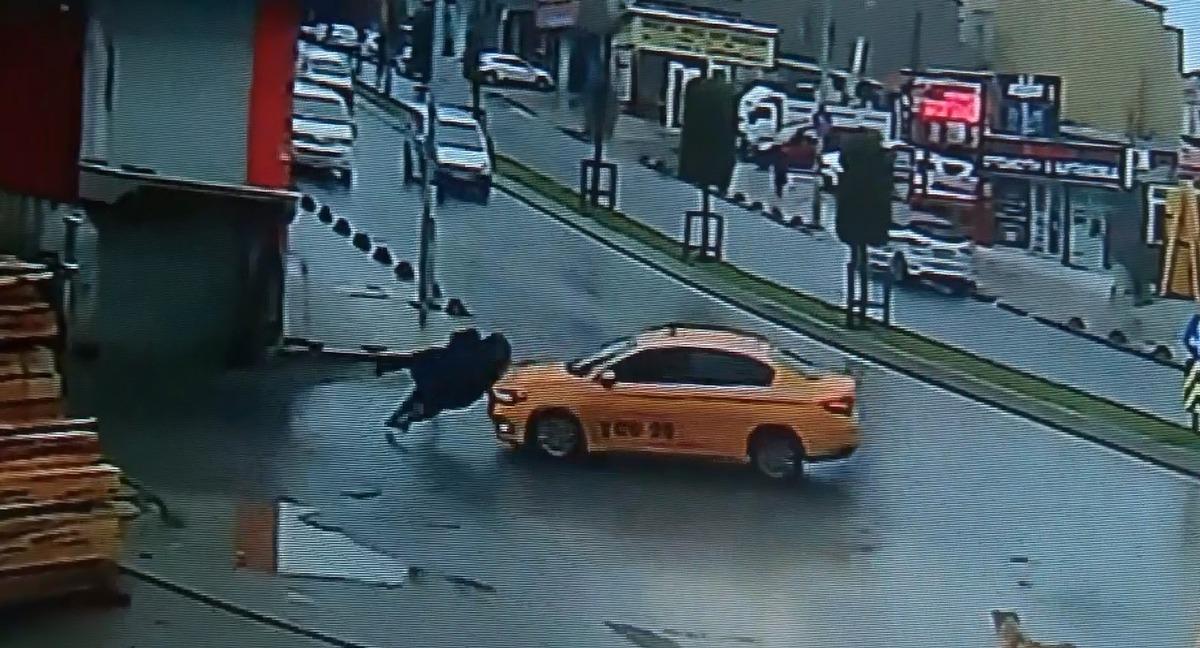 Ticari taksinin iki kıza &ccedil;arptığı feci anlar kamerada