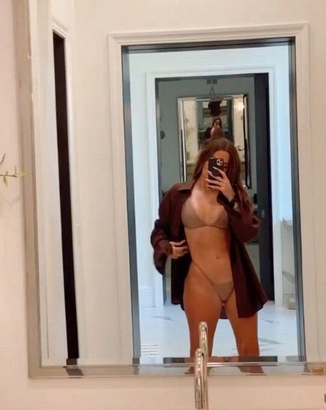 0_Khloe-Kardashian-toned-stomach-in-bikini