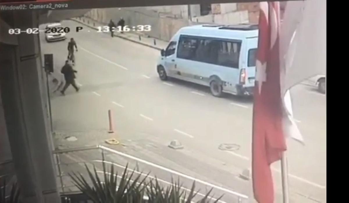 (&Ouml;zel) İstanbul&rsquo;da ilgin&ccedil; kaza: Bisikletli ile yaya &ccedil;arpıştı