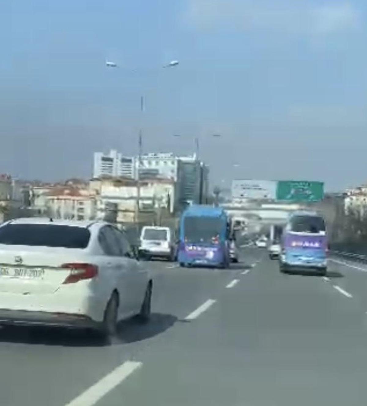 (&Ouml;zel) Kadık&ouml;y&rsquo;de yolcu minib&uuml;s&uuml;n&uuml;n makas ter&ouml;r&uuml; kamerada