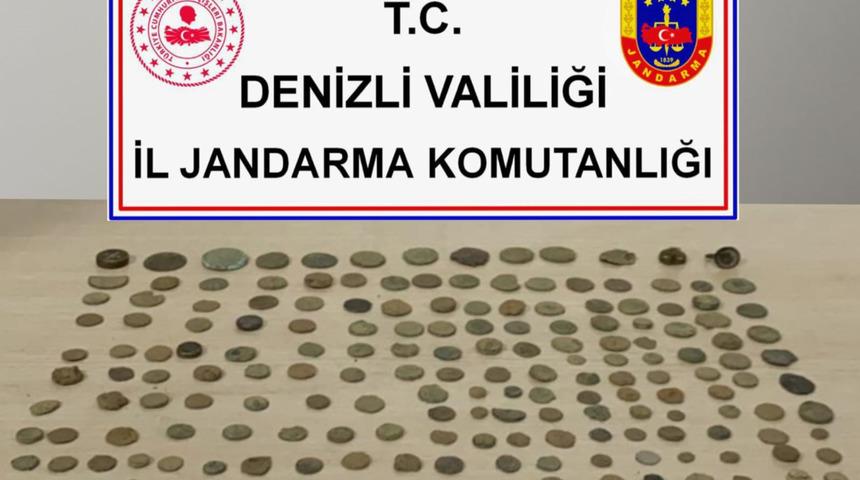 Ka&ccedil;ak&ccedil;ılardan farklı d&ouml;nemlere ait &ccedil;ok sayıda malzeme &ccedil;ıktı