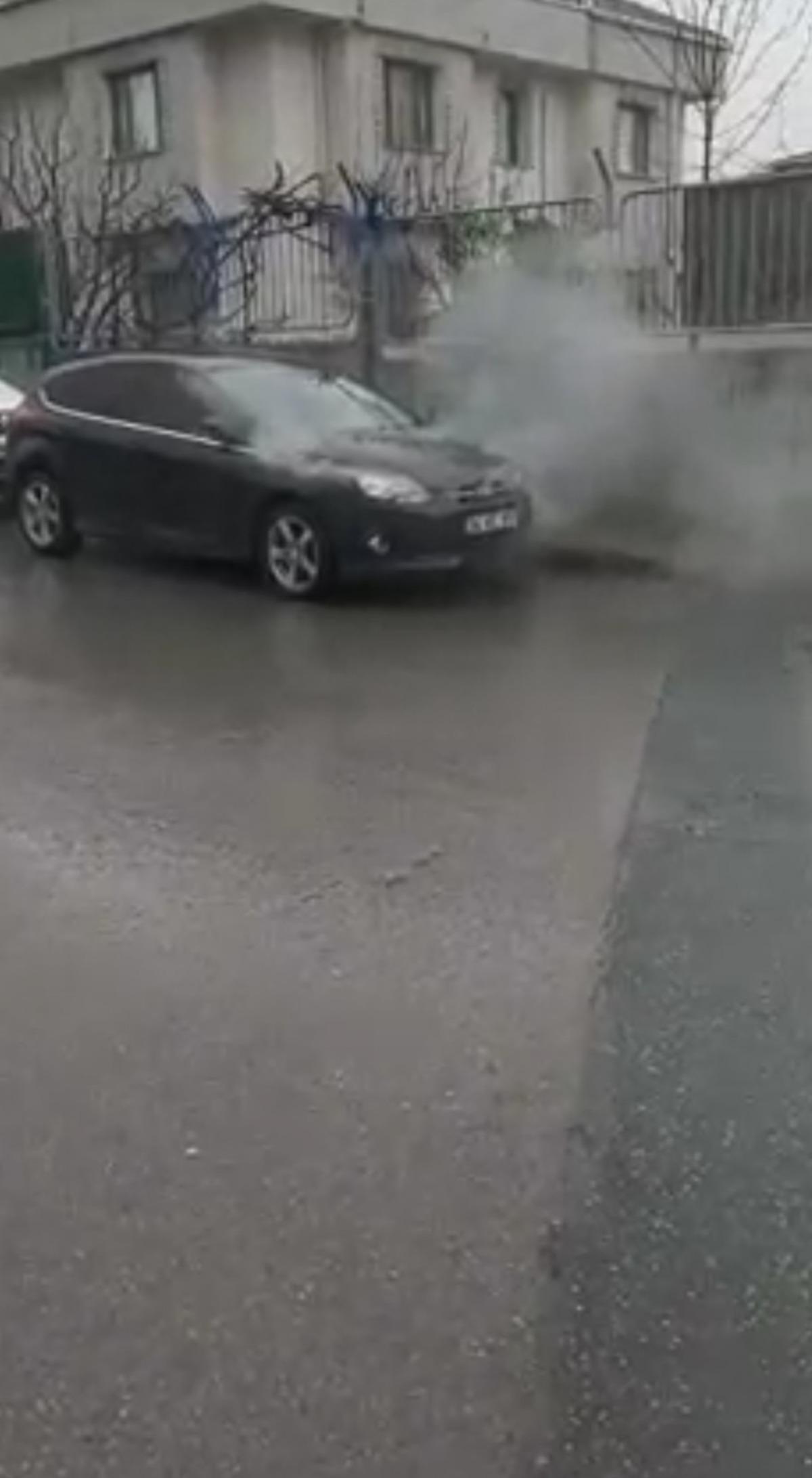 (&Ouml;zel) &Ccedil;ekmek&ouml;y&rsquo;de park halindeki otomobilin alevlere teslim olduğu anlar kamerada